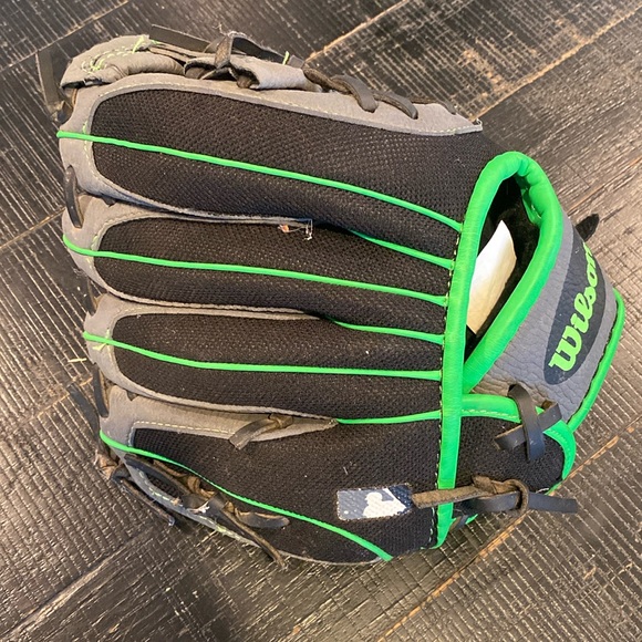 Kids tee ball set - Under Armor Cleats size 3.5 and Wilson Tee Ball Mitt - Used - Picture 6 of 8